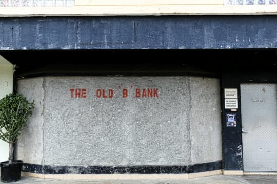 THE OLD B BANK前にて