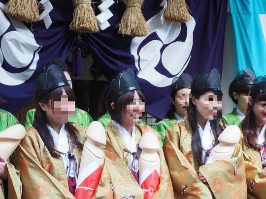 ご神体を持つ女性