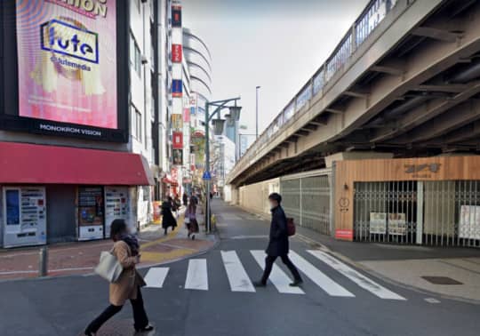 新宿駅南口近くの路地