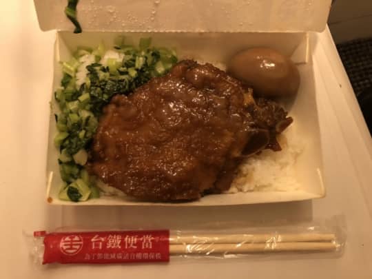 果てしなく醤油色の台鉄弁当