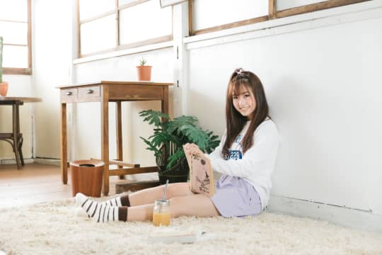 部屋で読書をする女の子