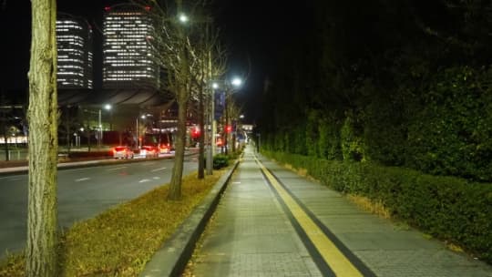 夜の駅前通り