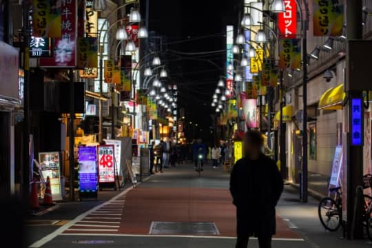 夜の繁華街