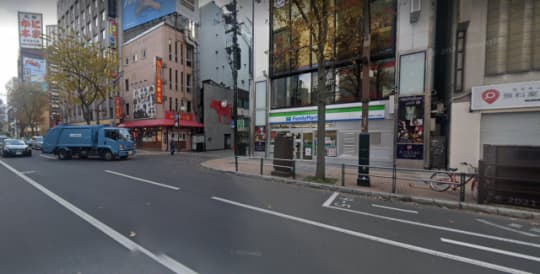 ファミリーマートの前