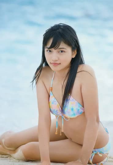 カラフルなビキニの川口春奈