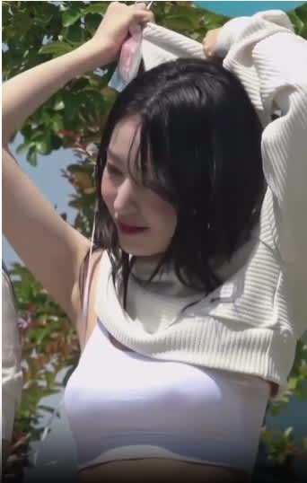 宮脇咲良 おっぱい