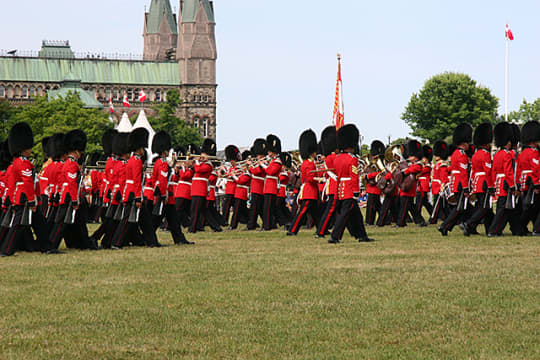 カナダ　オタワ　カナダ国会議事堂の前の広場　衛兵交代式