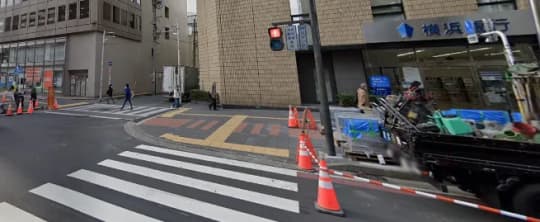 横浜銀行を右に曲がる道