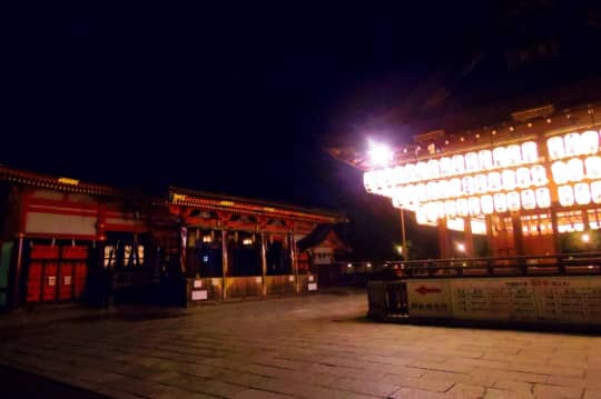  夜の八坂神社 