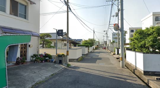 「レディ美容院」の小さな看板