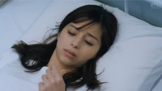 ベッドで眠る中条あやみ