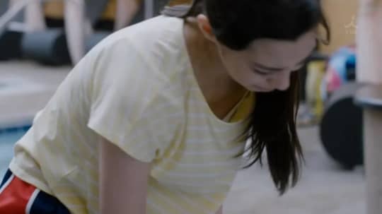 黄色のTシャツの中条あやみ