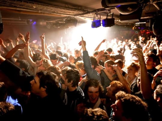 パリ市内の年末のクラブも熱狂