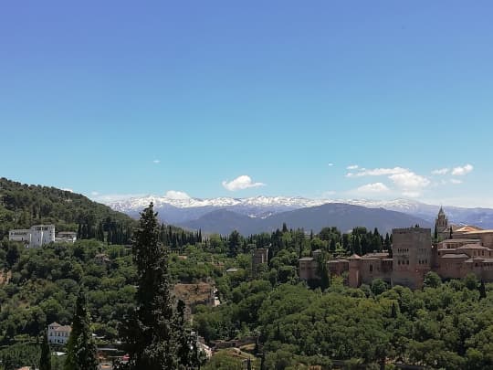 カタルーニャ州から見た冬のピレネー山脈