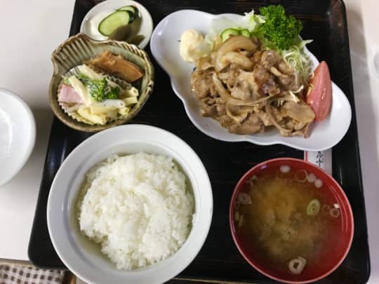 この焼肉定食の満足感を感じてください！