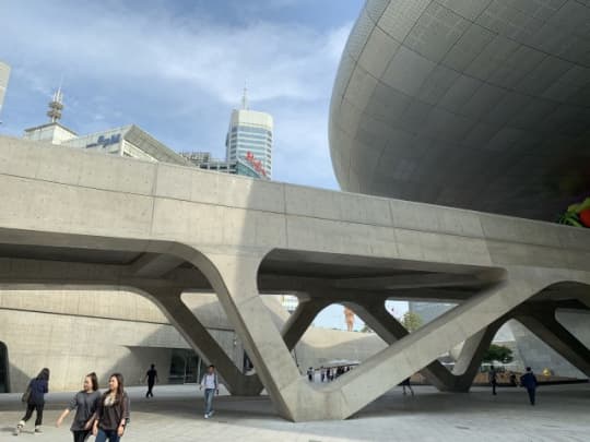 東大門歴史文化公園駅外観