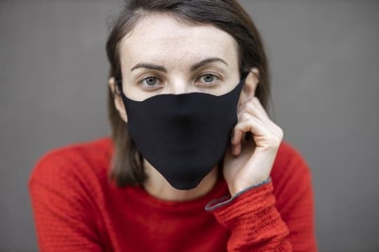 黒マスクの女性