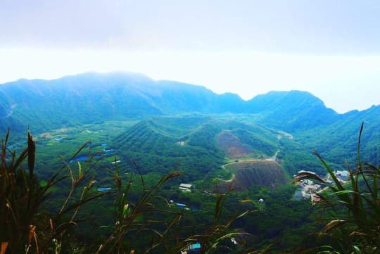 青ケ島のカルデラ