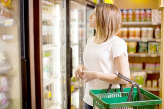 コンビニで買い物をする女性