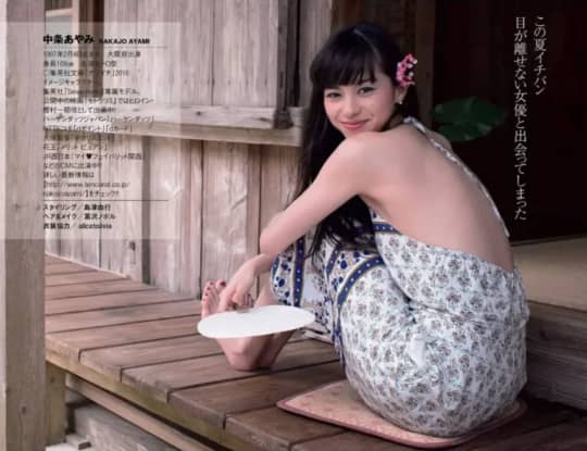 縁側に座る中条あやみ