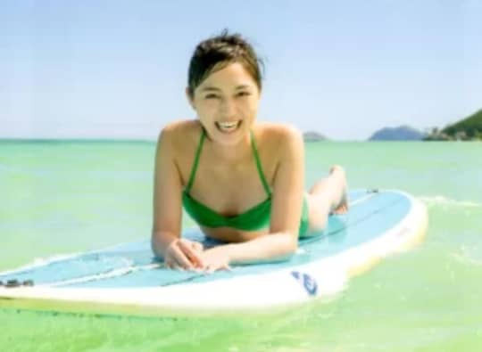 サーフボードに寝そべる川口春奈