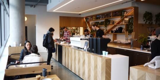 市内のカフェにて