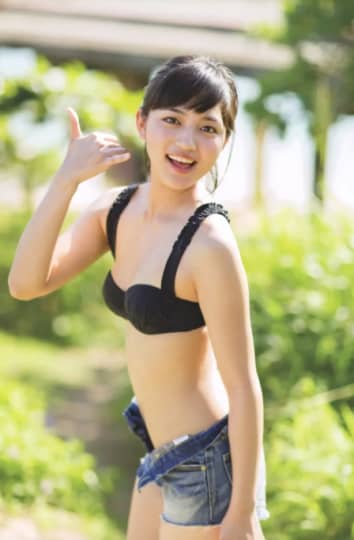 黒ビキニで笑顔の川口春奈