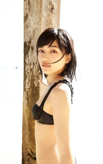 栗ビキニで陽を浴びる川口春奈
