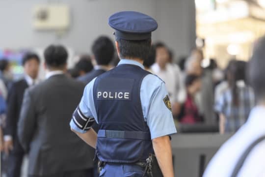 警察官　後姿