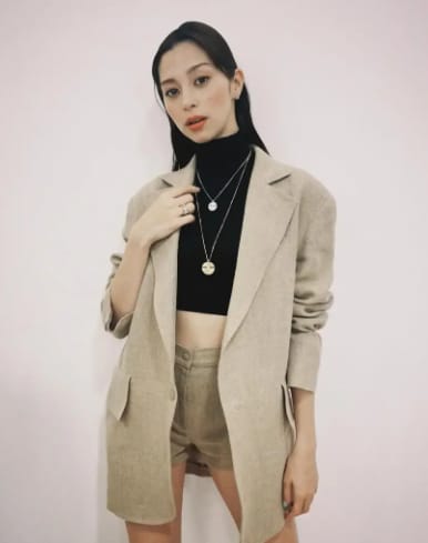 ジャケットとショーパンの中条あやみ