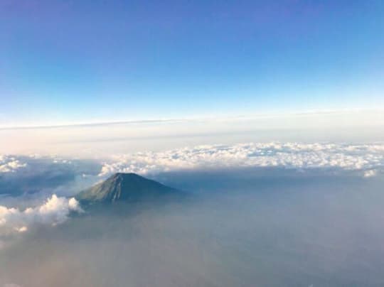 飛行機の上からムラピ山