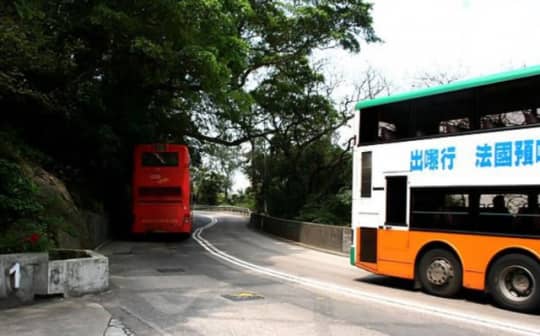 香港のバスがビクトリアピークに向かう