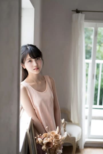 久保史緒里 おっぱい
