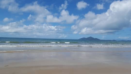 後ろに見えるのがダンク島