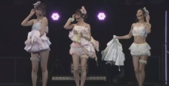 吉田朱里のエロいパンチラ画像