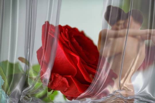 抱き合うカップル