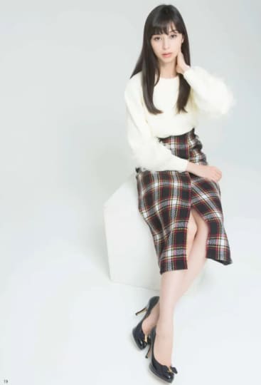 チェックスカートの中条あやみ