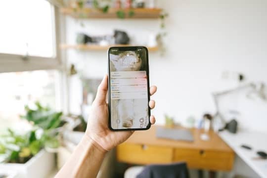 スマホを持つ手