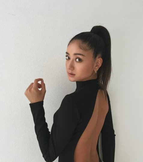 レオタード姿で振り向く池田美優