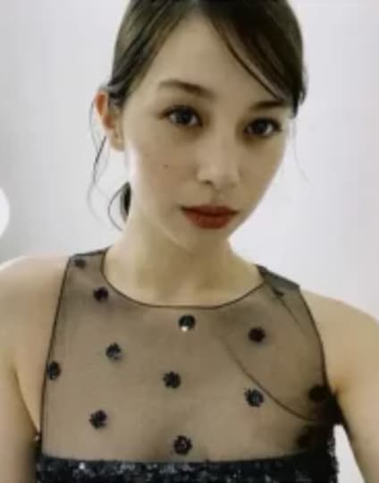 黒いシースルーの中条あやみ