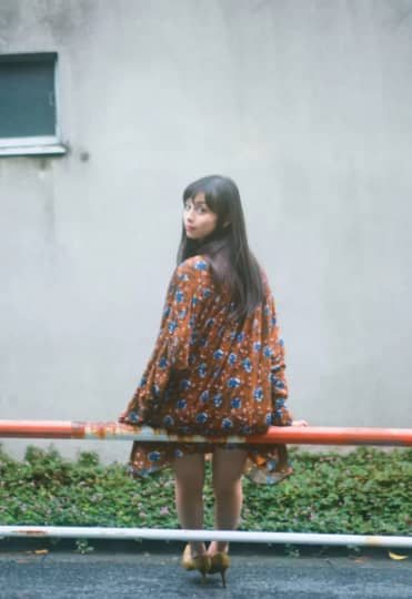 座ってふり向く中条あやみ