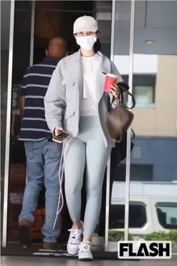 レギンス姿の中条あやみ