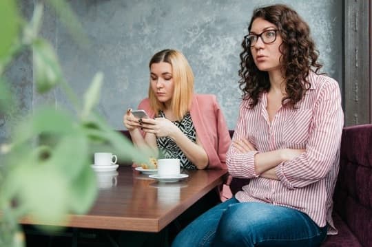 カフェの女性