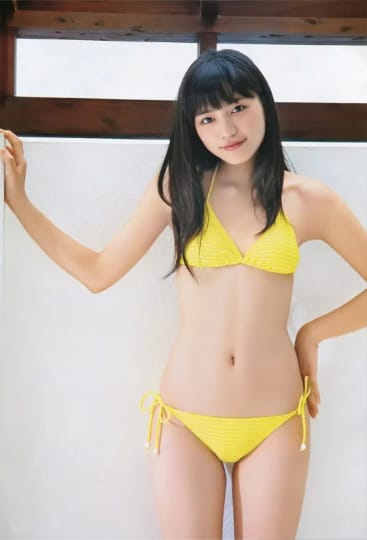 黄色ビキニで微笑む川口春奈