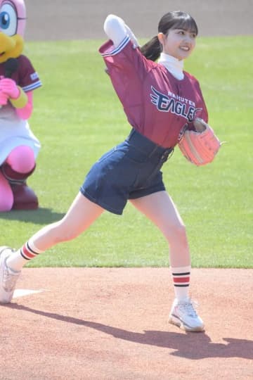 久保史緒里 おっぱい