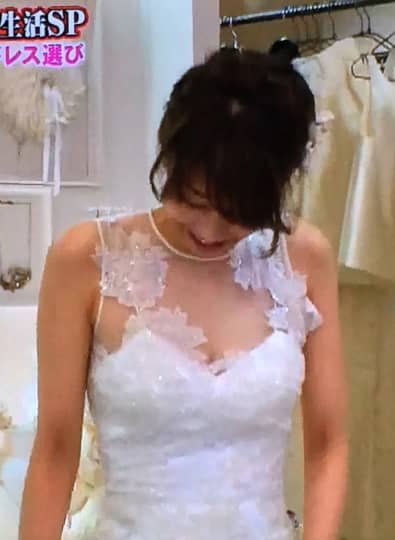 シースルーのウエディングドレスで赤面するカトパン