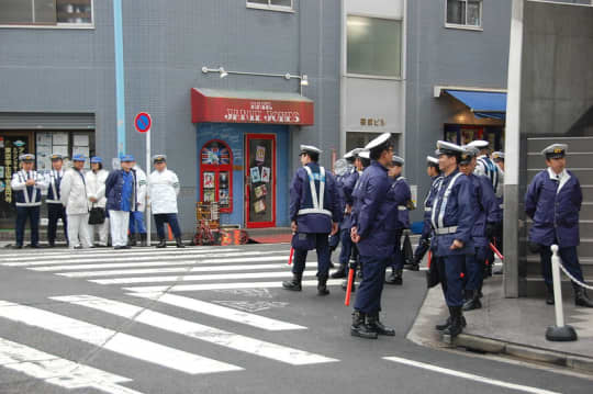 店の前に集合する警察