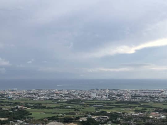 エメラルドの海を見る展望台から市街地