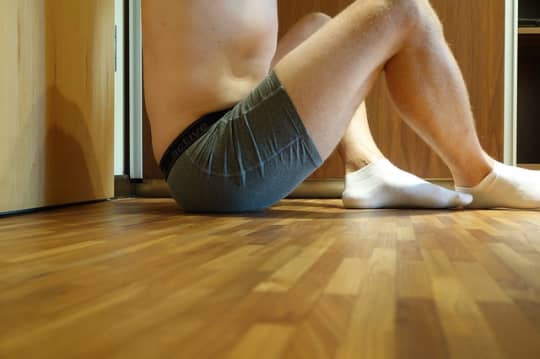 パンツ姿の男性