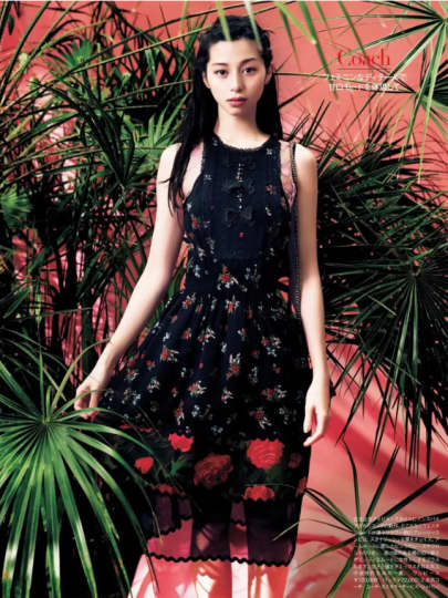 黒いワンピースの中条あやみ